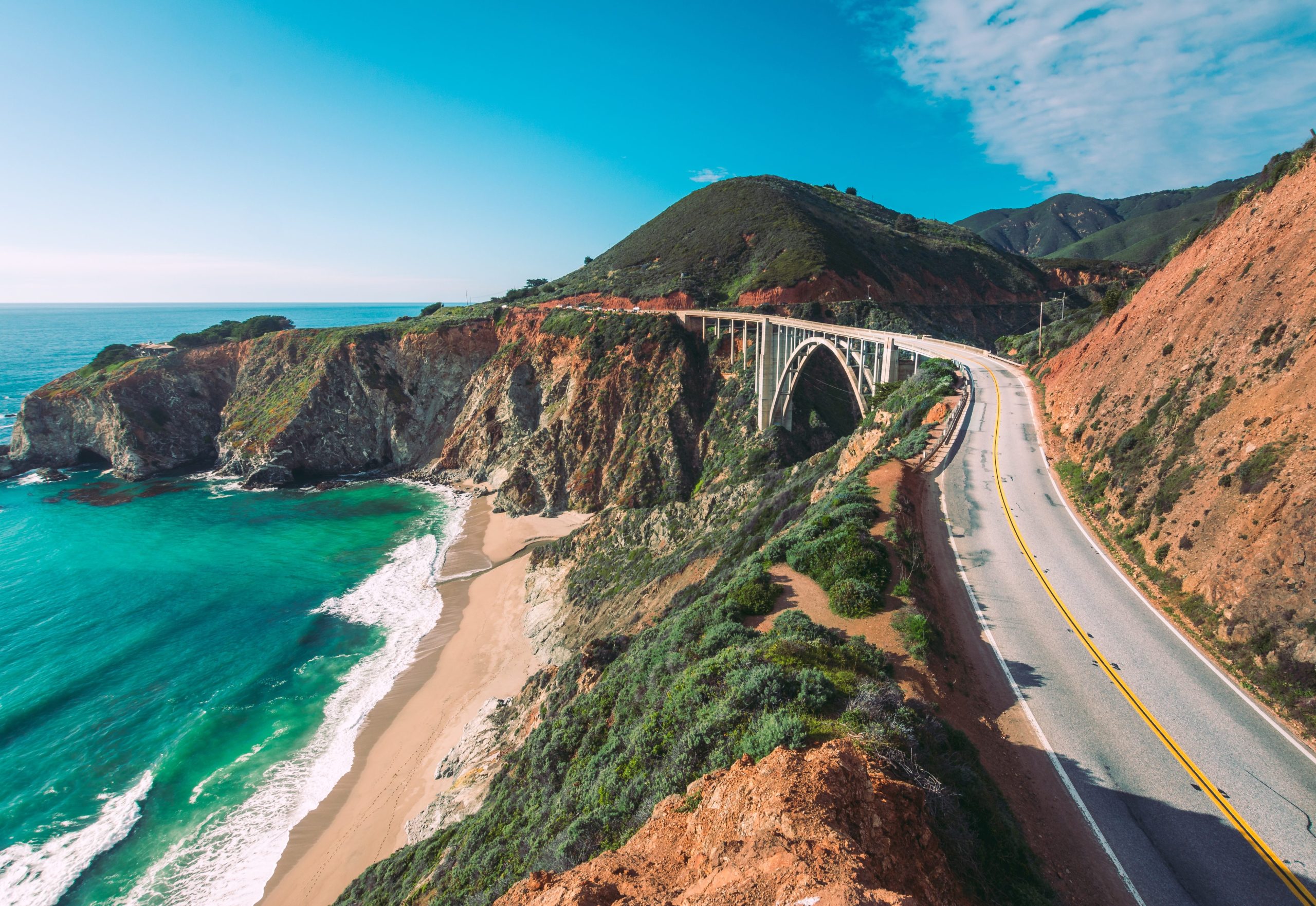 Scopri di più sull'articolo I migliori itinerari per road trip in tutto il mondo: 10 luoghi che puoi visitare quest’estate