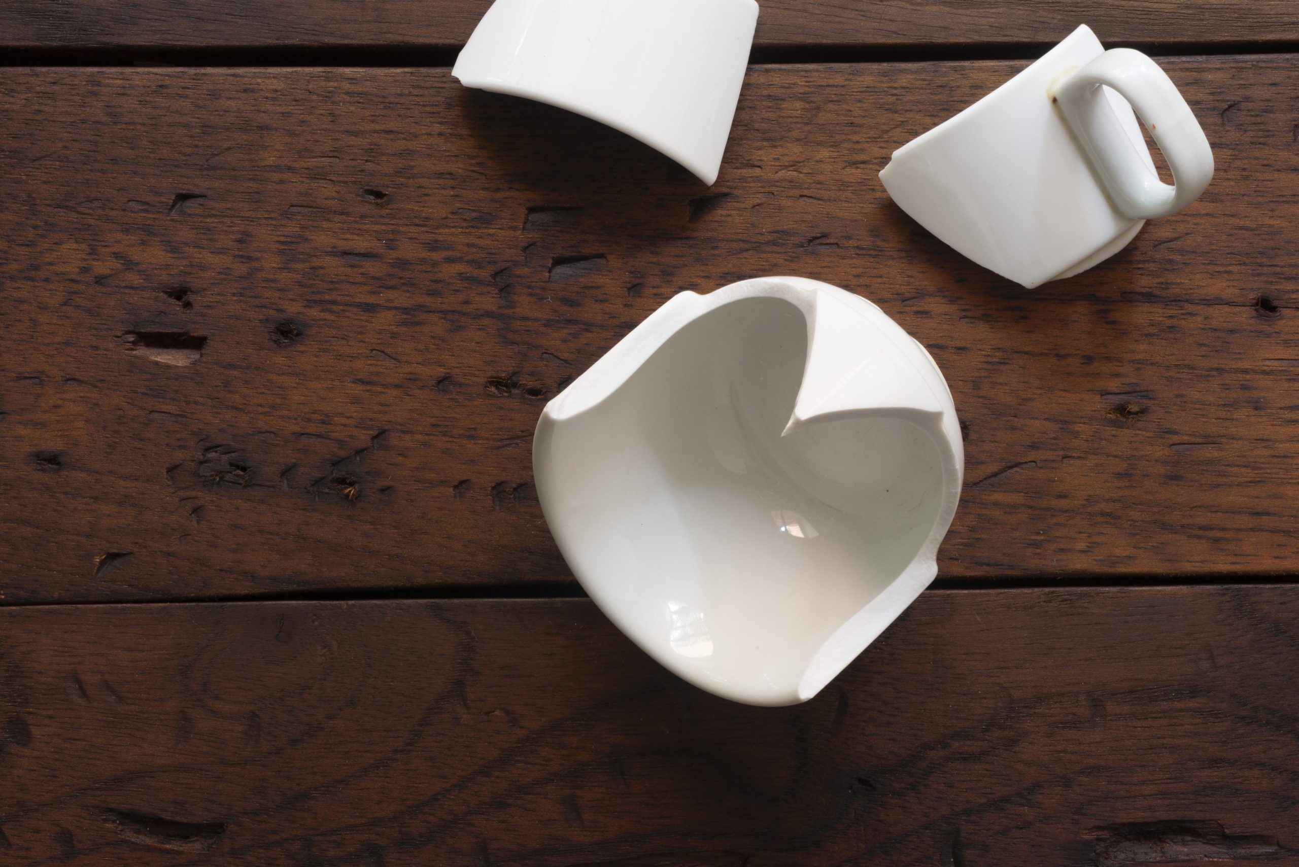 Scopri di più sull'articolo Come riciclare tazze e tazzine spaiate: 3 idee creative per non buttarle
