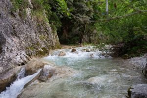 Scopri di più sull'articolo Le 5 cascate più spettacolari in Abruzzo: le escursioni da programmare