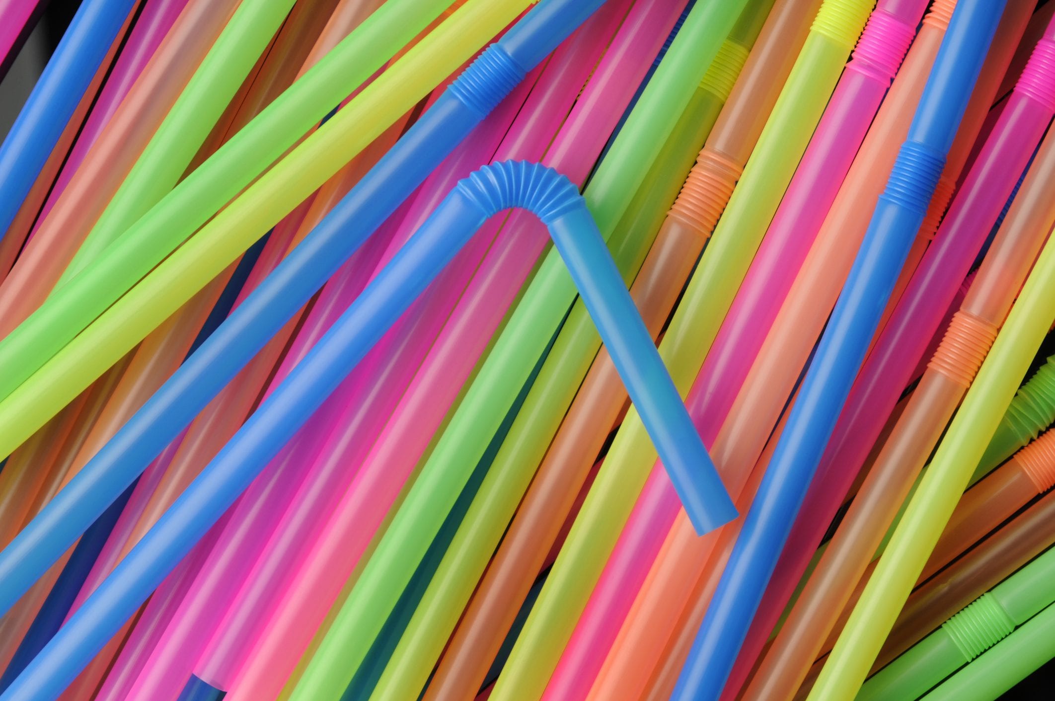 Scopri di più sull'articolo Un giocattolo riciclando le cannucce di plastica: il lavoretto creativo