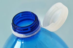 Scopri di più sull'articolo Dei piccoli portapillole riciclando le bottiglie di plastica: guarda come crearli