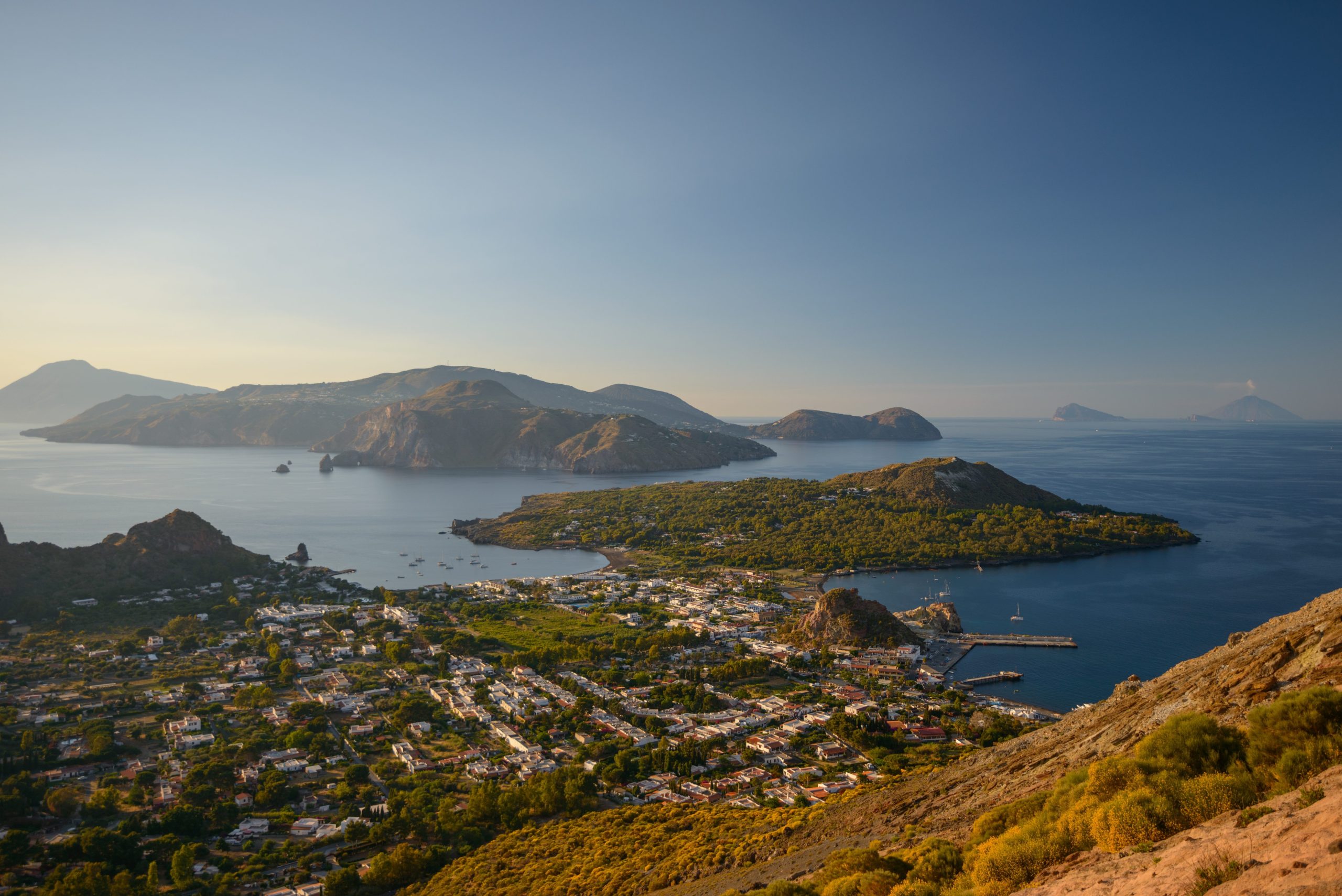 Scopri di più sull'articolo Le Eolie saranno le prime isole italiane 100% green: come cambieranno entro il 2030