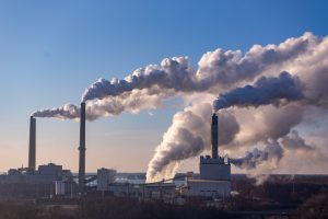 Scopri di più sull'articolo Inquinare non solo riscalda il Pianeta, ma riesce anche a raffreddarlo: il paradosso delle emissioni