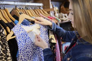 Scopri di più sull'articolo La valutazione ambientale dei vestiti  ha spinto alcune aziende a ridurre la percentuale di PFAS: lo studio di Ethical Consumer