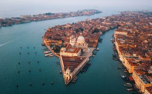 Scopri di più sull'articolo Le 10 spiagge più belle del Veneto dove riposare dopo aver visitato le città d’arte