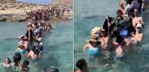 Scopri di più sull'articolo In Grecia, turisti costretti a scendere da una nave per raggiungere una spiaggia a nuoto con gli zaini in testa