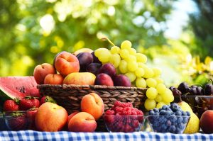 Scopri di più sull'articolo Non buttare gli scarti della frutta: usali in casa in questo modo