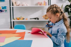 Scopri di più sull'articolo Un lavoretto per bambini: l’album da disegno a forma di casetta