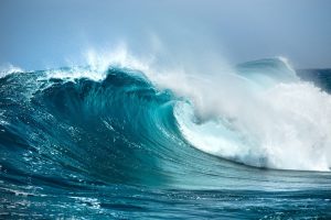 Scopri di più sull'articolo Sapevi che anche le onde del mare hanno dei diritti legali? La legge che non ti aspetti, ma capiamo perché