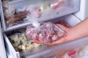 Scopri di più sull'articolo Si possono riutilizzare i sacchetti del freezer? Ecco come