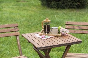 Scopri di più sull'articolo Come realizzare un vassoio da pic-nic con materiali di riciclo