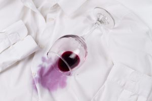 Scopri di più sull'articolo Come togliere le macchie di vino dai vestiti: le regole per rimuoverle efficacemente