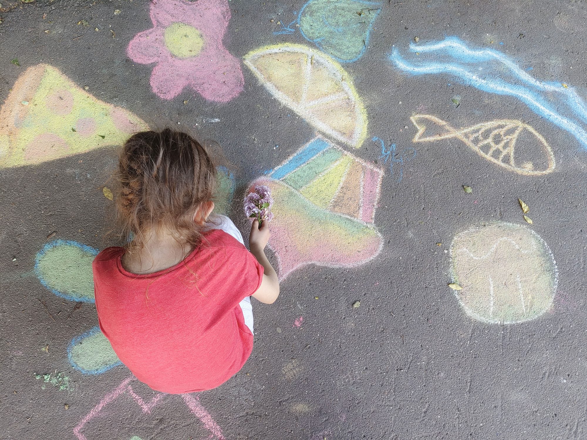 Scopri di più sull'articolo Come fare in casa una pittura-gesso lavabile a base amido: un’attività estiva