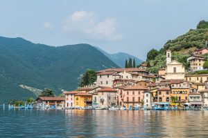 Scopri di più sull'articolo Gli 8 borghi sui laghi più belli d’Italia, da visitare in tutte le stagioni