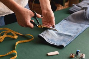 Scopri di più sull'articolo Riciclare i vecchi jeans: un tubo porta progetti per professioni creative