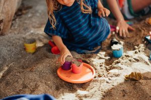 Scopri di più sull'articolo Ho trasformato i teli mare rotti in un poncho-asciugamano per bambini: ecco come ho fatto