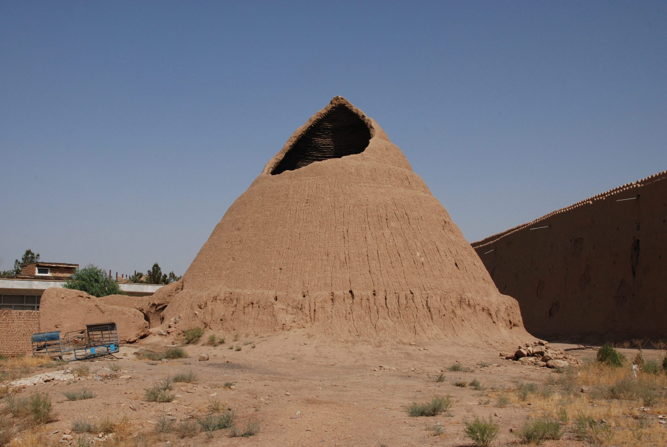 Scopri di più sull'articolo Il frigorifero esisteva anche 2400 anni fa e funzionava senza elettricità: la scoperta
