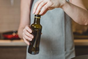 Scopri di più sull'articolo Come sgrassare le bottiglie di olio vuote