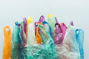 Scopri di più sull'articolo Sacchetti di plastica: 5 idee di riciclo creativo