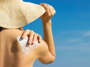 Scopri di più sull'articolo Macchie di crema solare su asciugamani e vestiti? 3 rimedi naturali per eliminarle