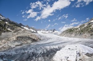 Scopri di più sull'articolo Torna sul ghiacciaio del Rodano e piange: la crisi climatica in due foto scattate a distanza di 15 anni da un turista inglese