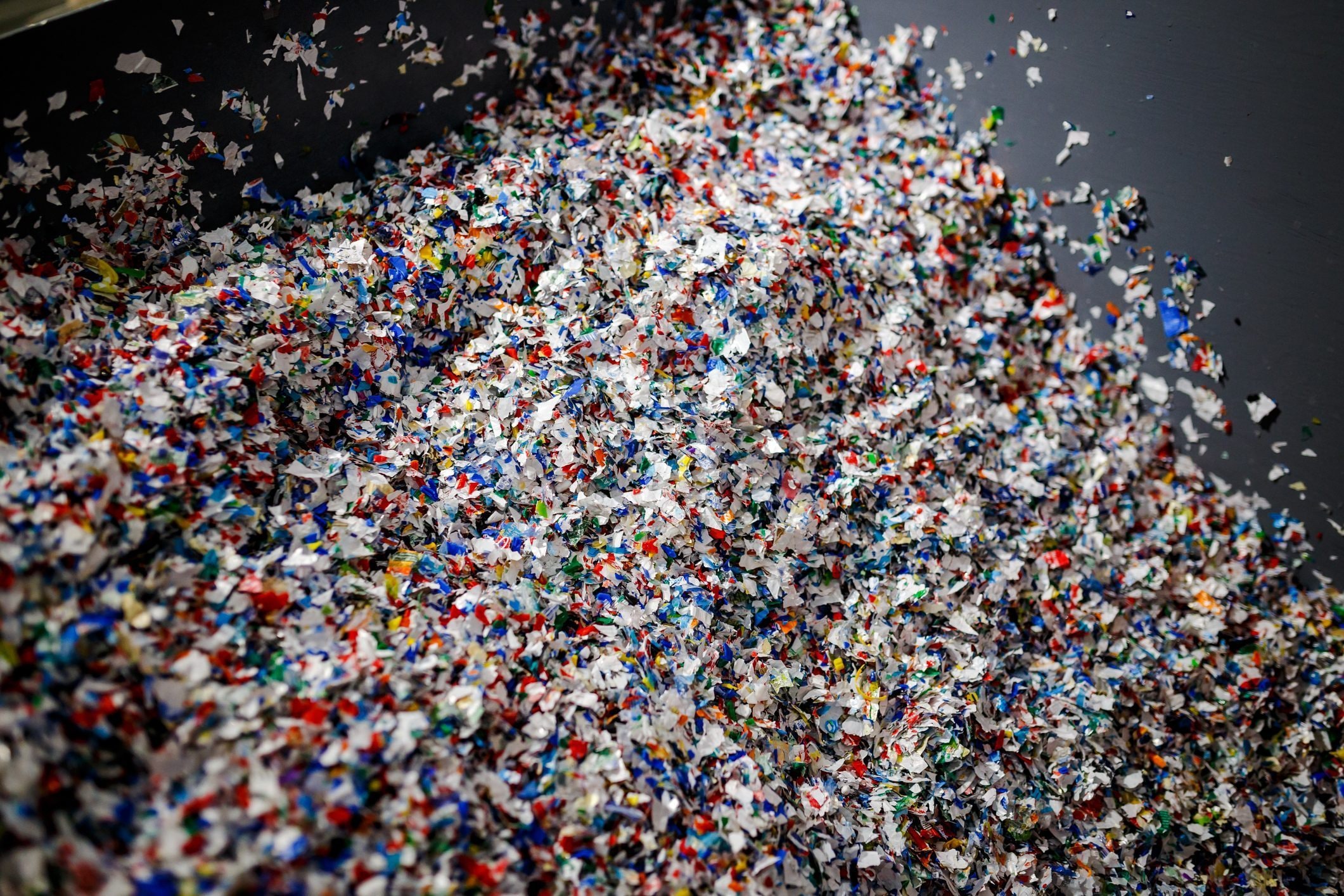 Scopri di più sull'articolo Dalle microplastiche si può ricavare un materiale resistente (più dell’acciaio): la scoperta dei ricercatori