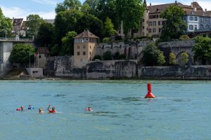 Scopri di più sull'articolo Questi lavoratori pendolari in Svizzera galleggiano nei fiumi per andare in ufficio