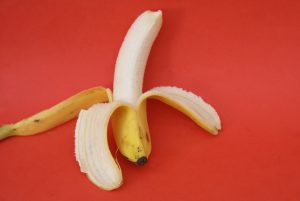 Scopri di più sull'articolo Le bucce di banana saranno utilizzate come bio carburante per le auto: l’assurda scoperta