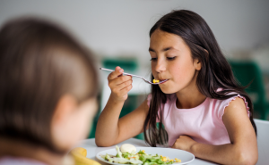 Scopri di più sull'articolo Che c’è per pranzo? La sfida della sostenibilità nelle mense scolastiche