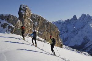 Scopri di più sull'articolo Il paradosso della neve in Italia, ogni anno nevica di meno, ma la Lombardia aumenta gli impianti da sci