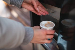 Scopri di più sull'articolo Dove si buttano i bicchieri di carta se sono sporchi di caffè?