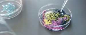 Scopri di più sull'articolo Glitter sostenibili: la ricerca per combattere le microplastiche