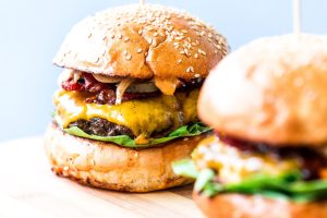 Scopri di più sull'articolo Una sentenza Ue conferma che anche gli alimenti vegetali possono essere chiamati hamburger