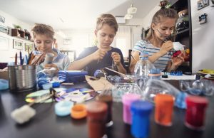 Scopri di più sull'articolo Tappi di plastica: 4 idee creative per lavoretti con i bambini e riciclo divertente