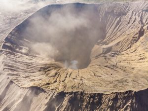 Scopri di più sull'articolo In Siberia spuntano enormi crateri: la colpa è della crisi climatica