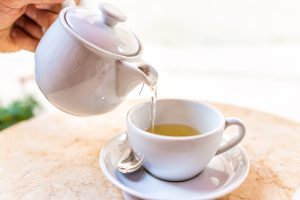 Scopri di più sull'articolo Candele primaverili fai da te: come riciclare vecchie tazzine per creare profumi e colori in casa