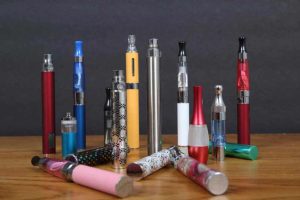 Scopri di più sull'articolo Sigarette elettroniche usa e getta o ricaricabili? Quale inquina di più?
