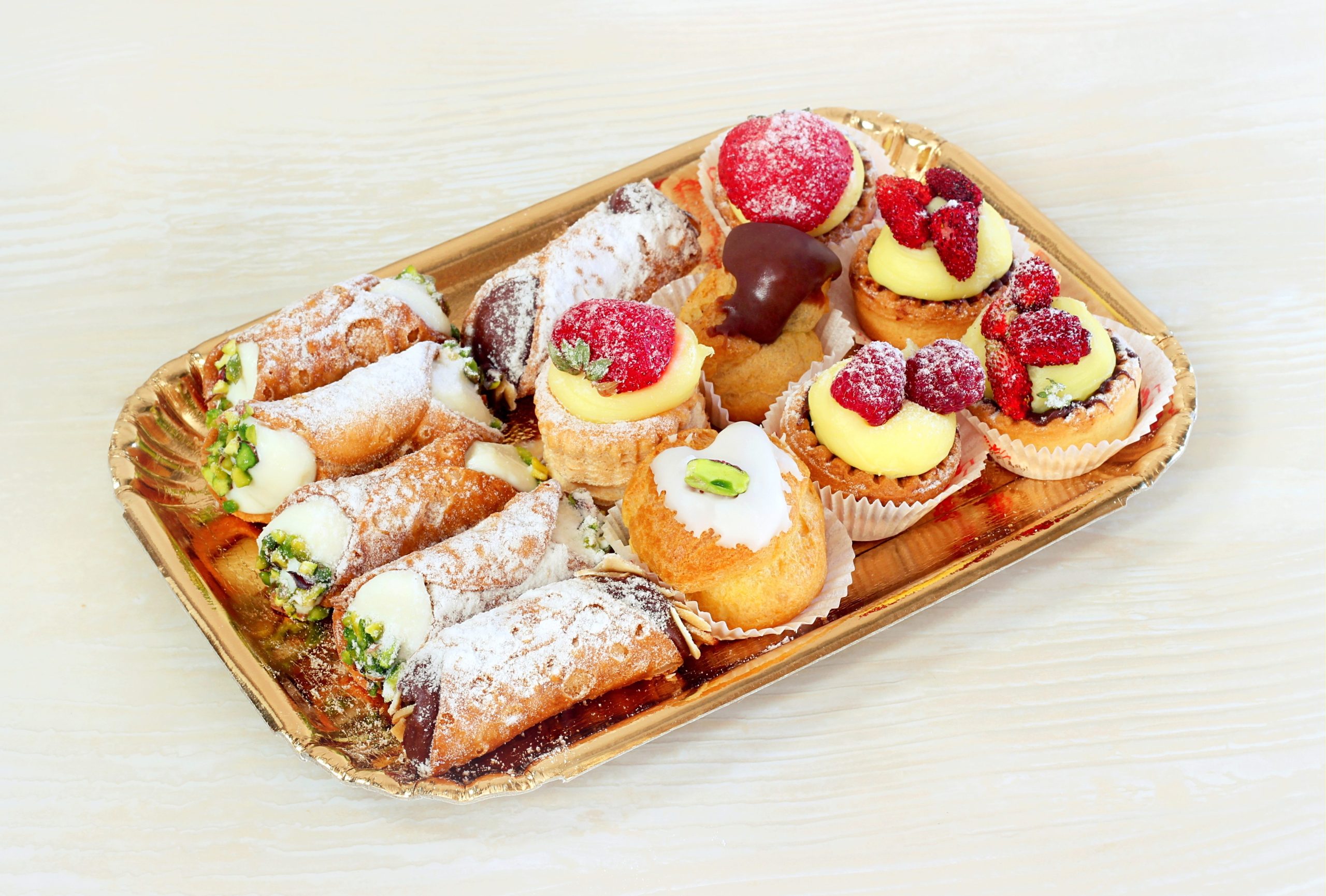 Scopri di più sull'articolo Come riciclare il vassoio dorato dei pasticcini: 4 idee creative e utili