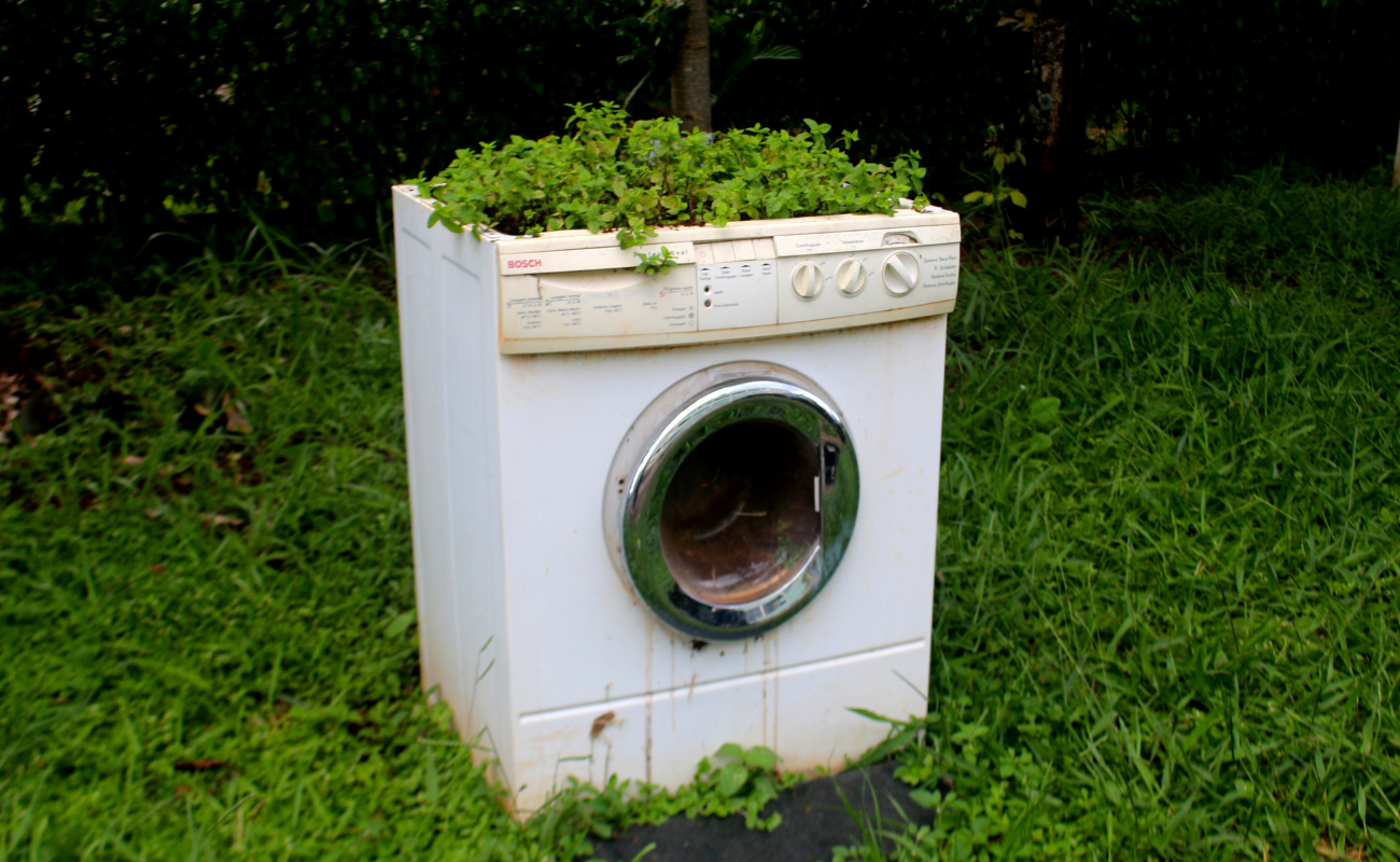 Scopri di più sull'articolo Svuota-cantine e marciapiedi: 3 scorciatoie illegali per liberarsi dei RAEE (e i rischi che corri)