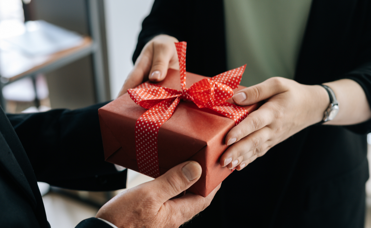 Scopri di più sull'articolo Come ‘riciclare’ i regali non graditi. Ovvero perché il bon ton ecologista ci vieta di chiuderli in un cassetto